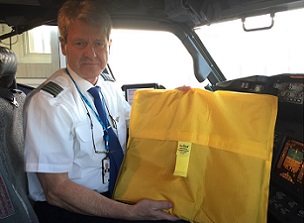 Un piloto con una bolsa de contención de incendios de batería AvSax