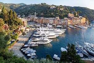 Yachts moored up in Italy. Image by Domenico Farone on free photo website Pixabay.